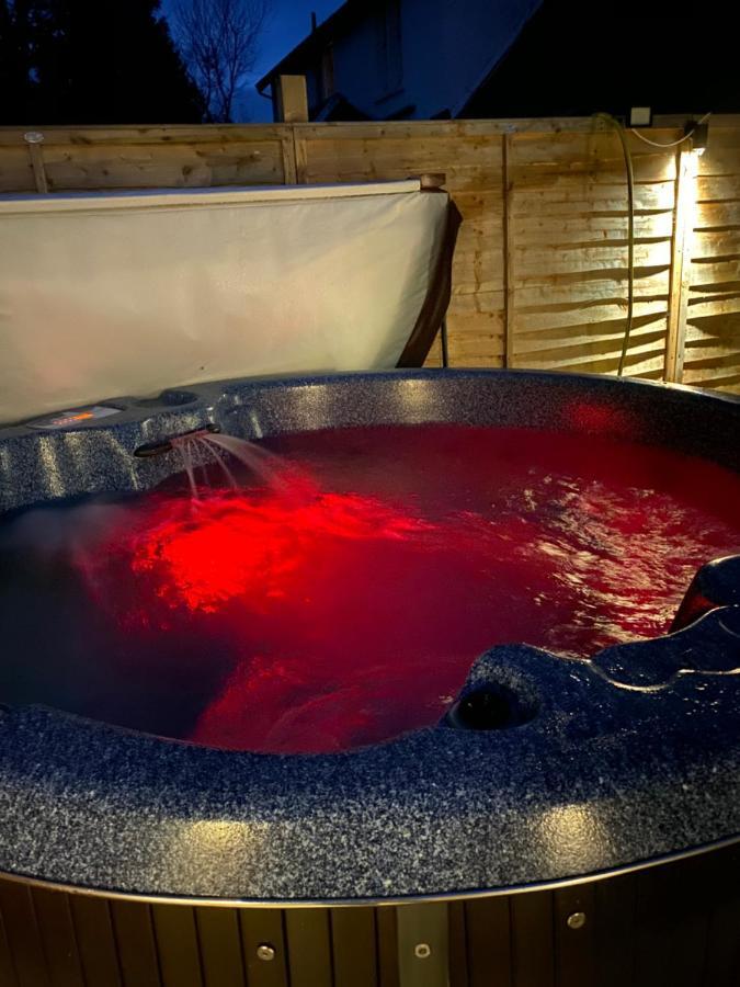 Grooms Cottage Outside Hot Tub Beith Extérieur photo